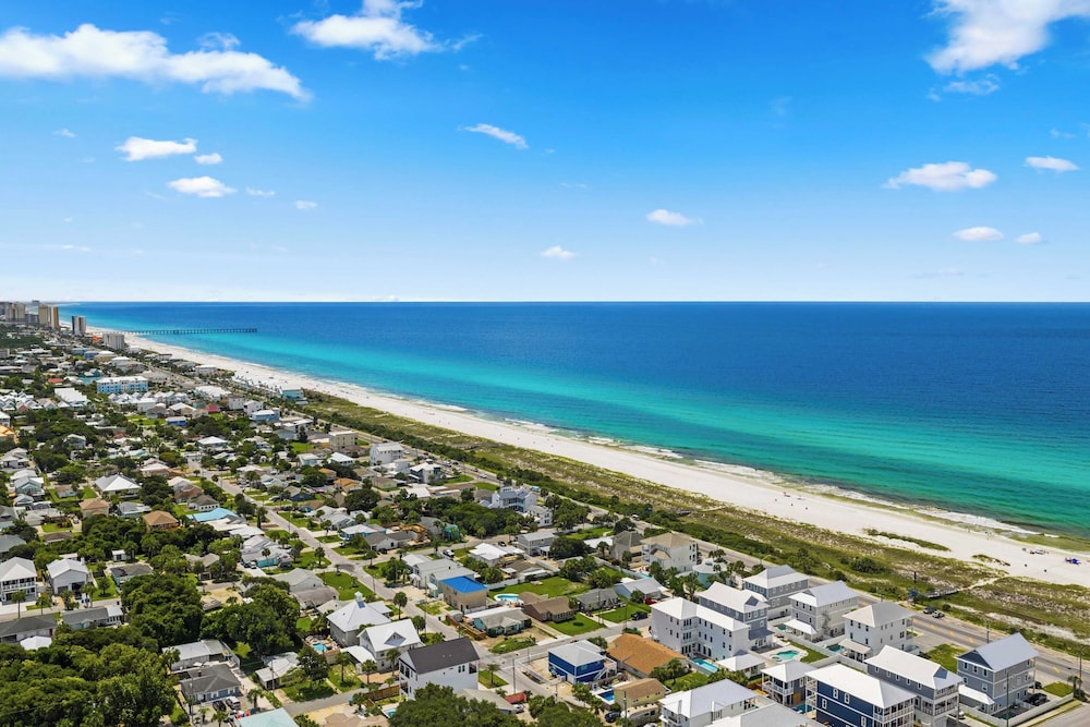 Gulf Views, Pool, Rooftop Lounge & Private Beach Heavenly Day by Avantstay