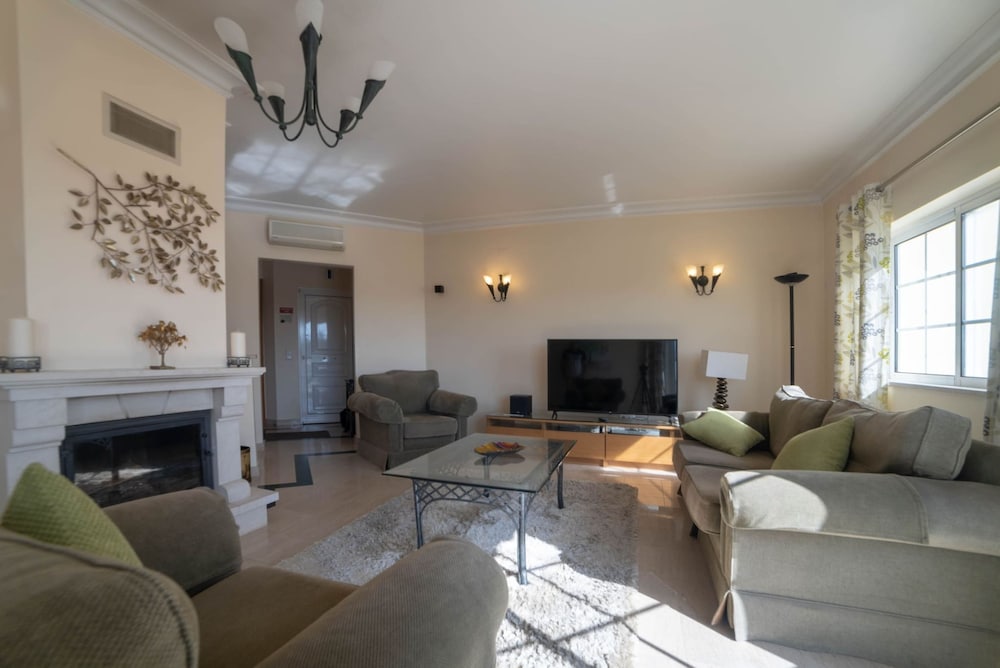 49 Presa da Moura Superbly 2 Bed Townhouse Clos