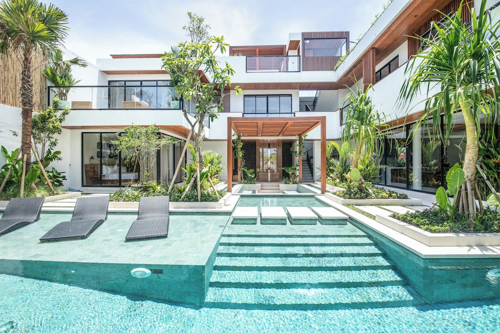 Luxury 5BR Villa, 200m to Brawah's Beach Bliss