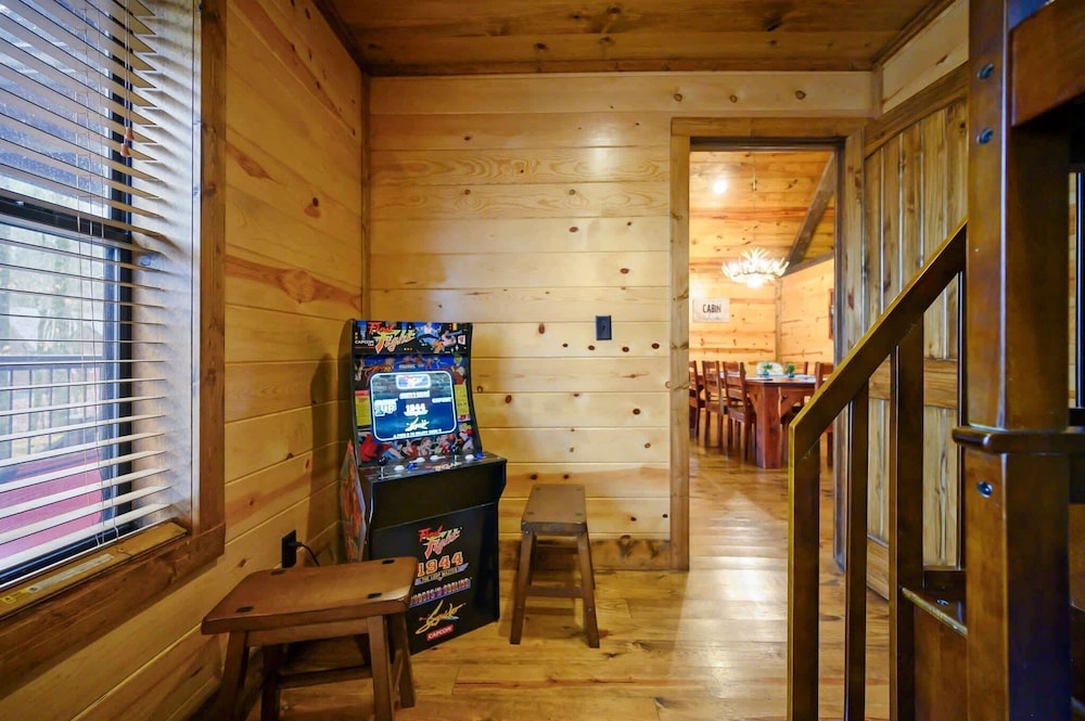 Whitetail Retreat Cabin for 13!