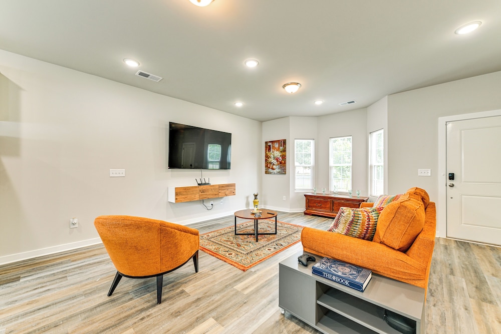 Modern Townhome w/ Yard: 5 Mi to Dtwn Charlotte