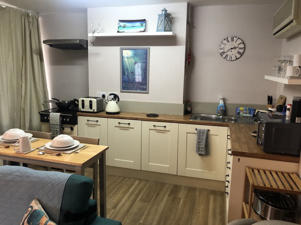 Superb Apartment With Sky Glass TV and Netflix view 2