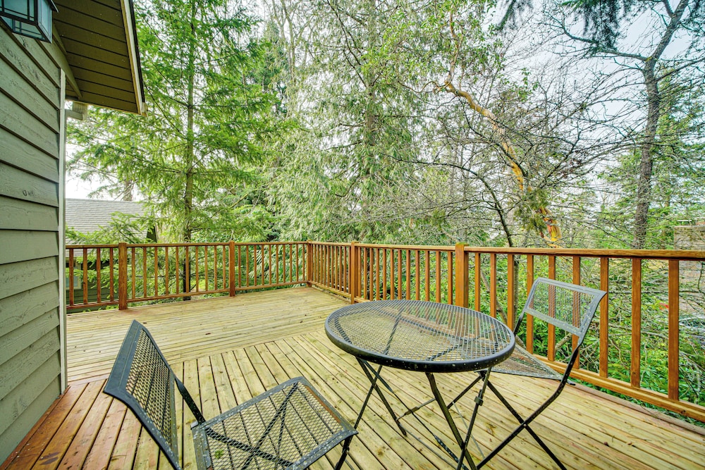 2 Mi to Burien: Peaceful Studio w/ Deck!
