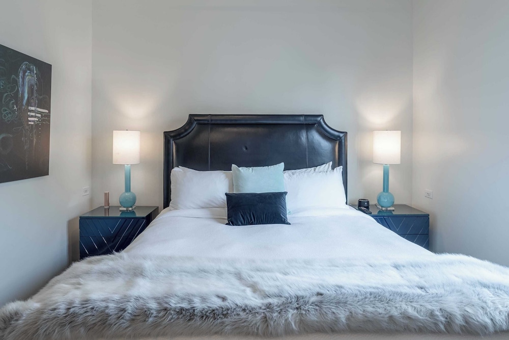 121 Hotel Floor 1 & 2 by Avantstay Sleeps 34, 10 Units in Nashville