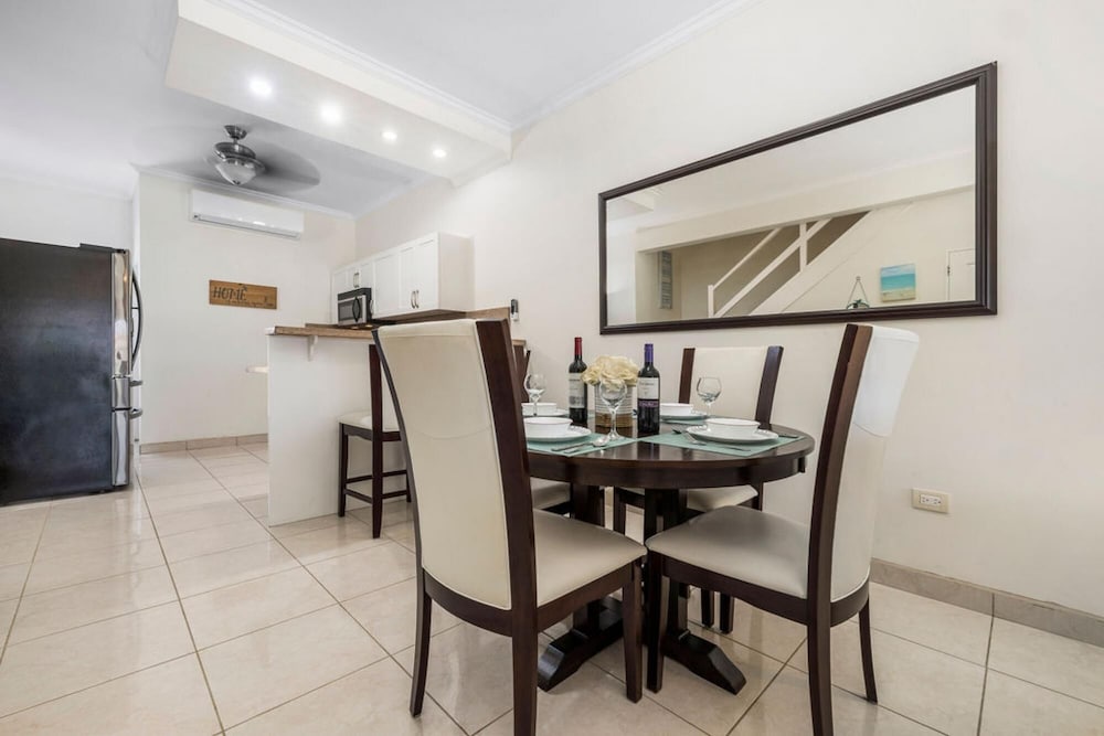 2BR 3min Walk 2 Eagle Beach Pool GYM Parking