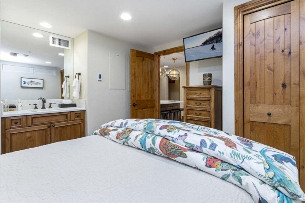 Centrally Located 3 BR in Lionshead Village w/ Pool, Walk to Lift!