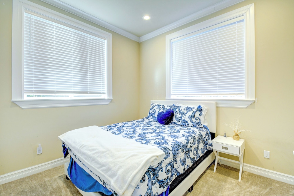 Luxe Federal Way Rental - Walk to the Water! view 3