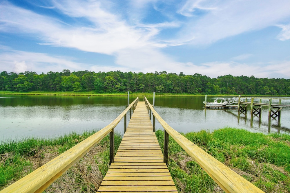 Furnished Deck: Retreat on Mashpee River!