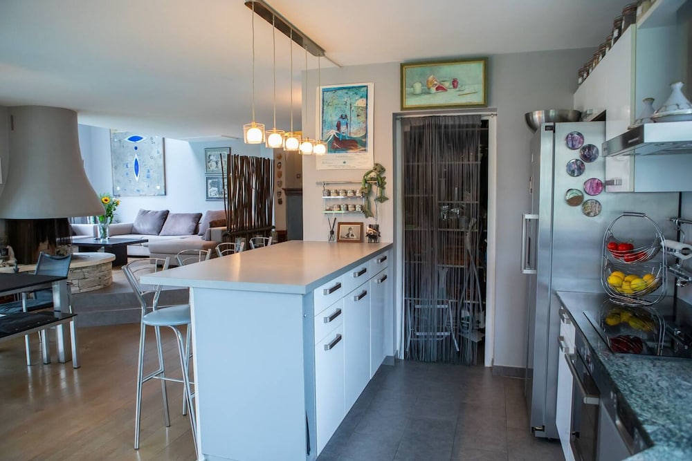 Villa au Bord du lac Avec Piscine Privee et Acces Direct au lac