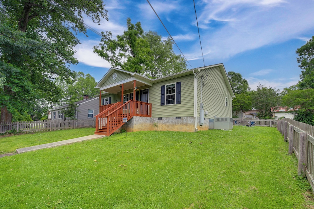 Commuter-friendly Home: 3 Mi to Dtwn Knoxville!