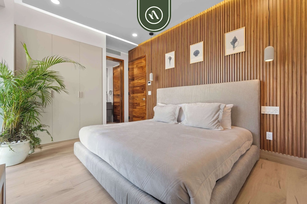 Luxury 2 BR Condo With Dream Pools - Beach - Art