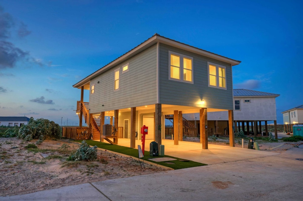 Sleeps 20 2 Homes w/ Beach Boardwalk Access, Water Canal Views, & Priv Pools