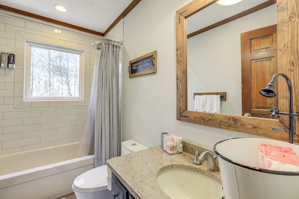 Private Hot Tub & Sauna: Georgia Nature Retreat!