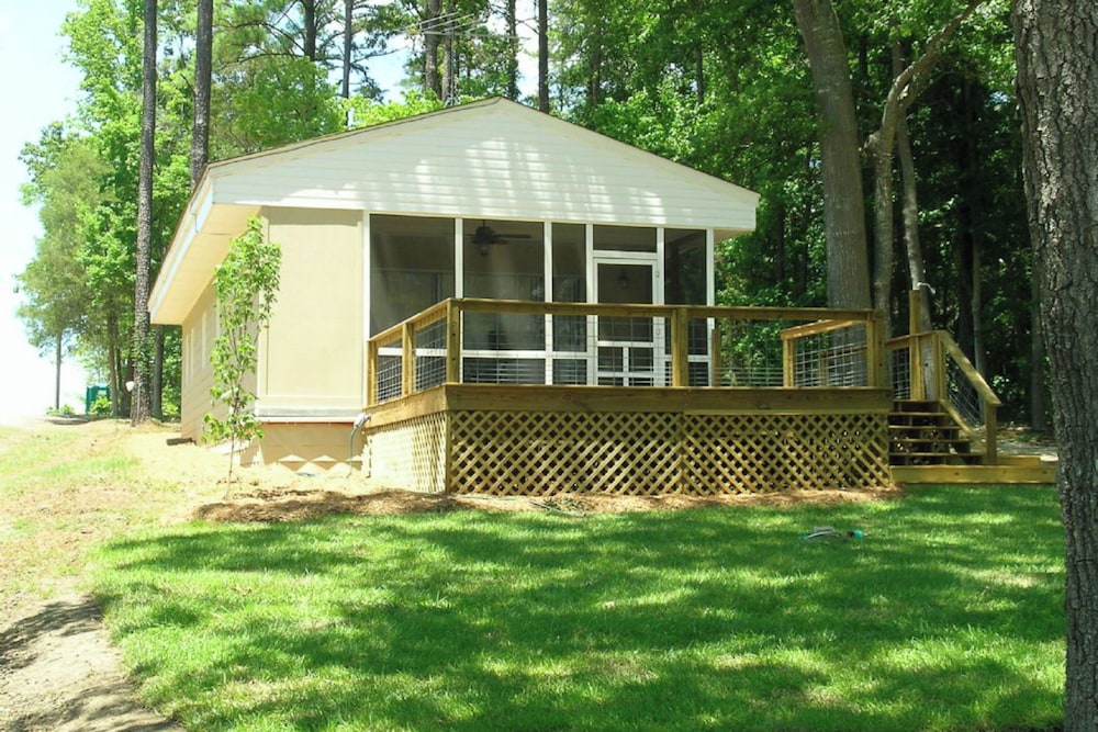 2BR Lakefront Lake Murray Home w/ Dock & Deck