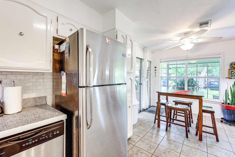 7 Mi to Dtwn San Antonio: Charming Home w/ Yard