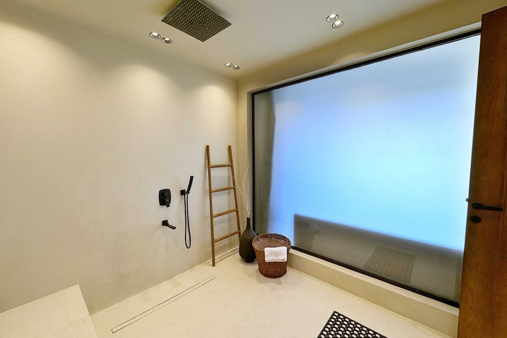 The 2 BDR Pyramids Vista w/ Bathtub