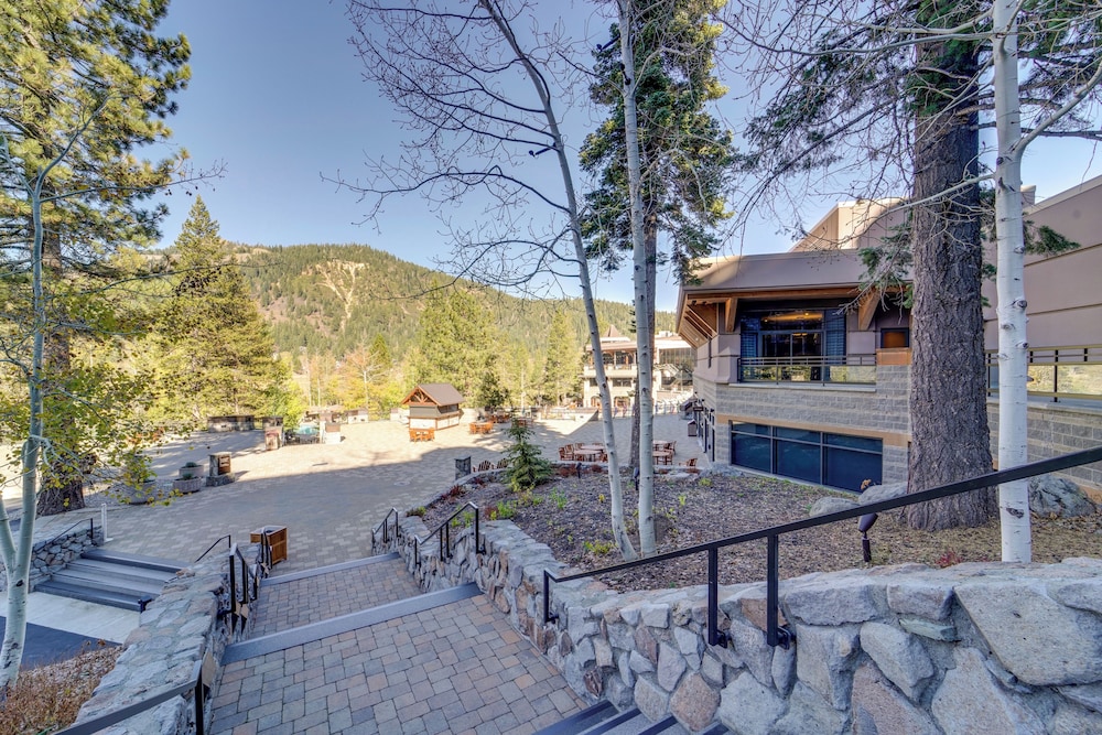 Lake Tahoe Vacations - Breathtaking Olympic Valley Gem: Walk to Chairlift - Property Image 19