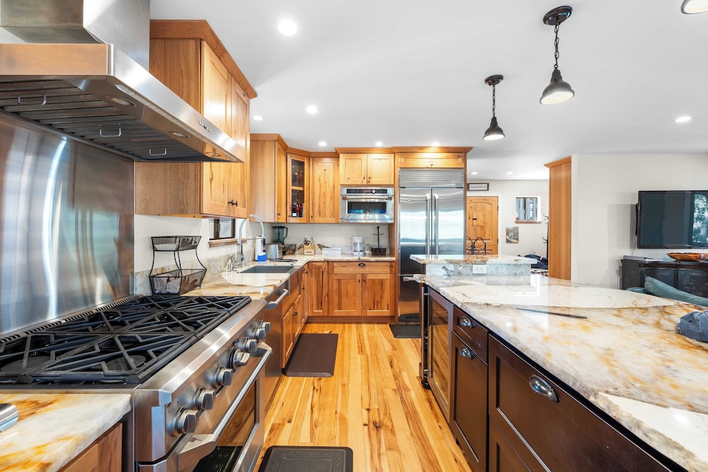 Secluded Incline Village Stay w/ Deck Near Diamond Peak & Lake Cloud 9 and 1/2 by Avantstay