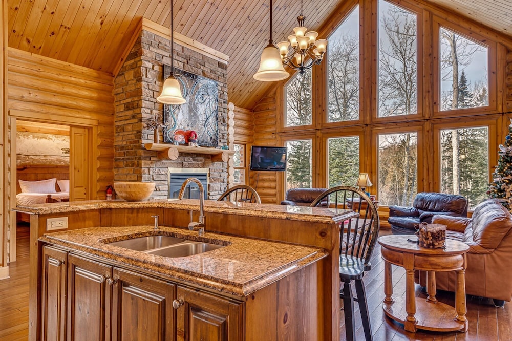 Grand Duc 74 - Gorgeous log Cottage With Private hot tub Heated Pool and Sauna