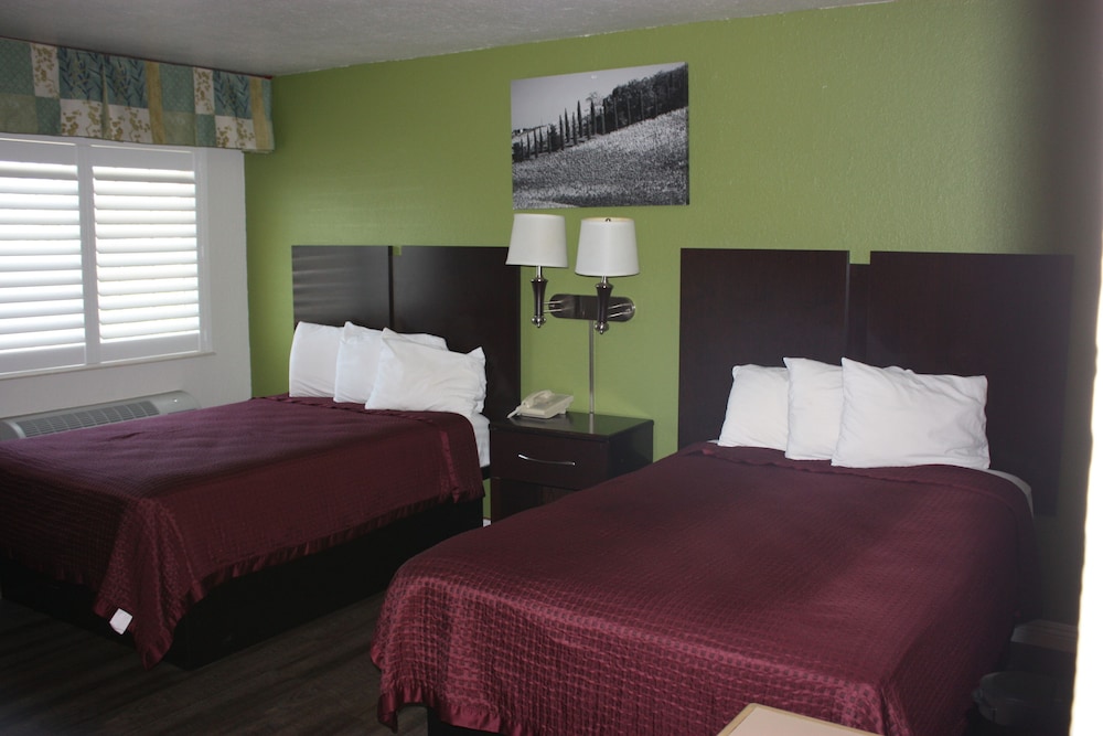 Vallejo Vacations - Express Inn - Property Image 9