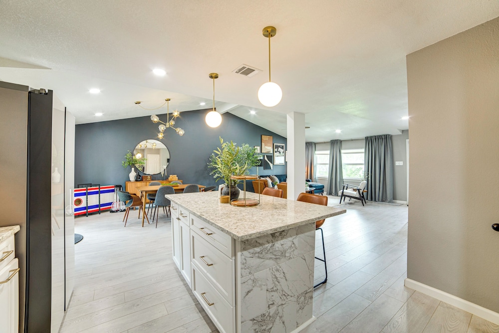 Spacious Family Home, 5 Mi to Galleria Dallas!