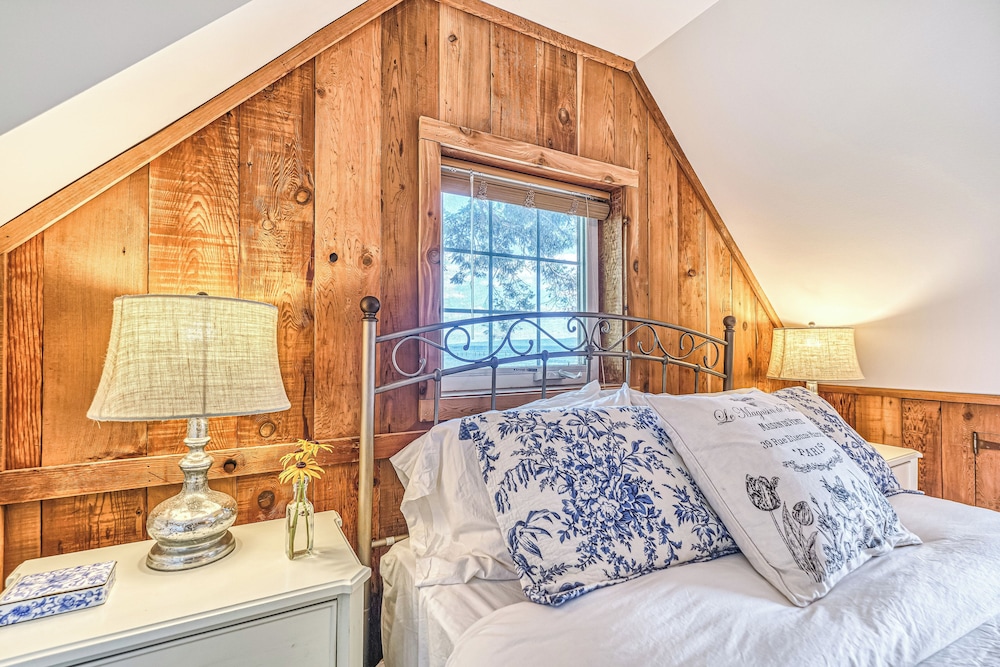 2 BR Beachfront Cottage w/ Grill & Expansive Deck