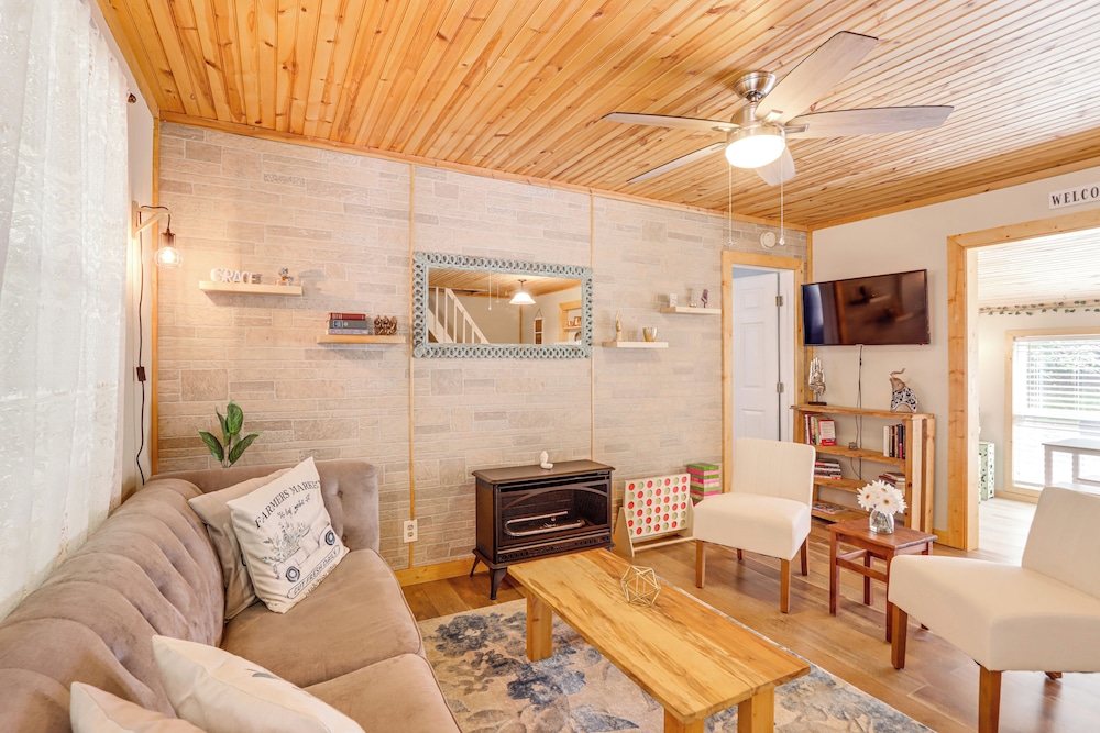 Pet-friendly Mtn Retreat w/ Yard in Blairsville!