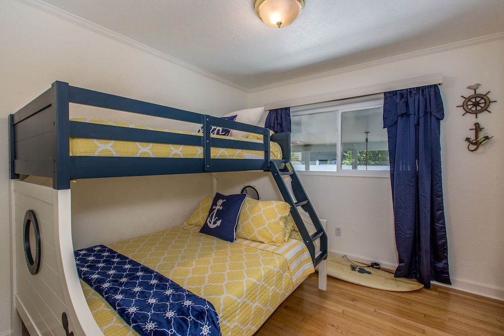 Coastal Beach Escape - Monthly Beach Rental 4 Bedroom Home by RedAwning - Image 2