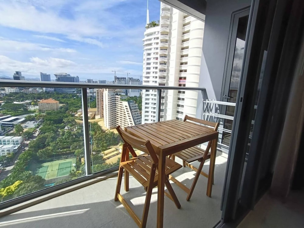Luxury Large One Bedroom Seaview Serviced Apartment at Wongamat, Pattaya