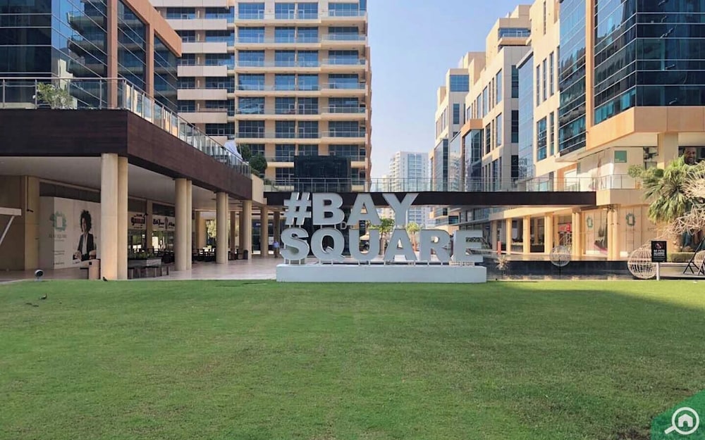 Large Modern 1-Bedroom in Bay Square 9