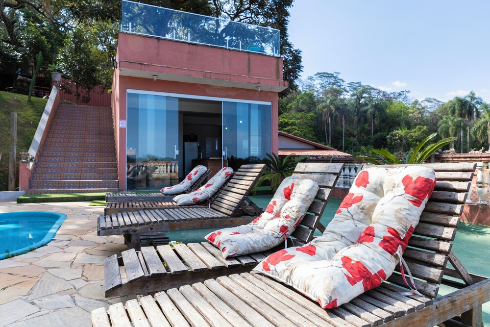 Sítio com 5 suítes e piscina