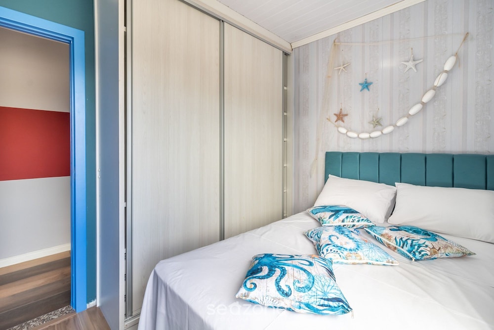 Apt w/ Balcony, 3 Bedrooms Close to Beach Rsu3842
