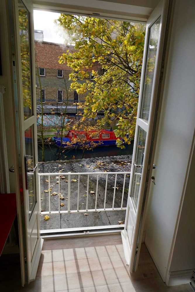 Beautiful Canalside 1-bedroom Flat With Terrace