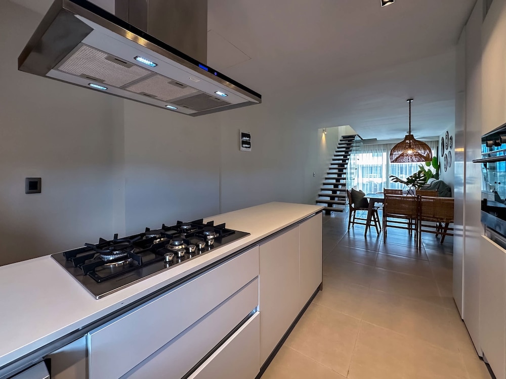 4 Bedroom Beach Penthouse w Private Rooftop