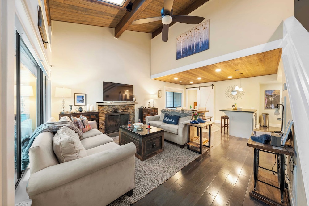 Near Ski, Beach, & Hiking Trails + Clubhouse Pool & Hot Tub Access Juanita Blue by Avantstay