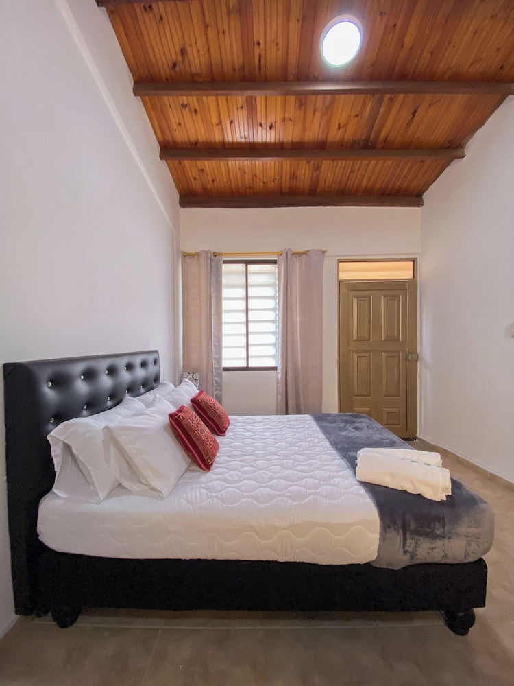 Hostal CaliView Inn