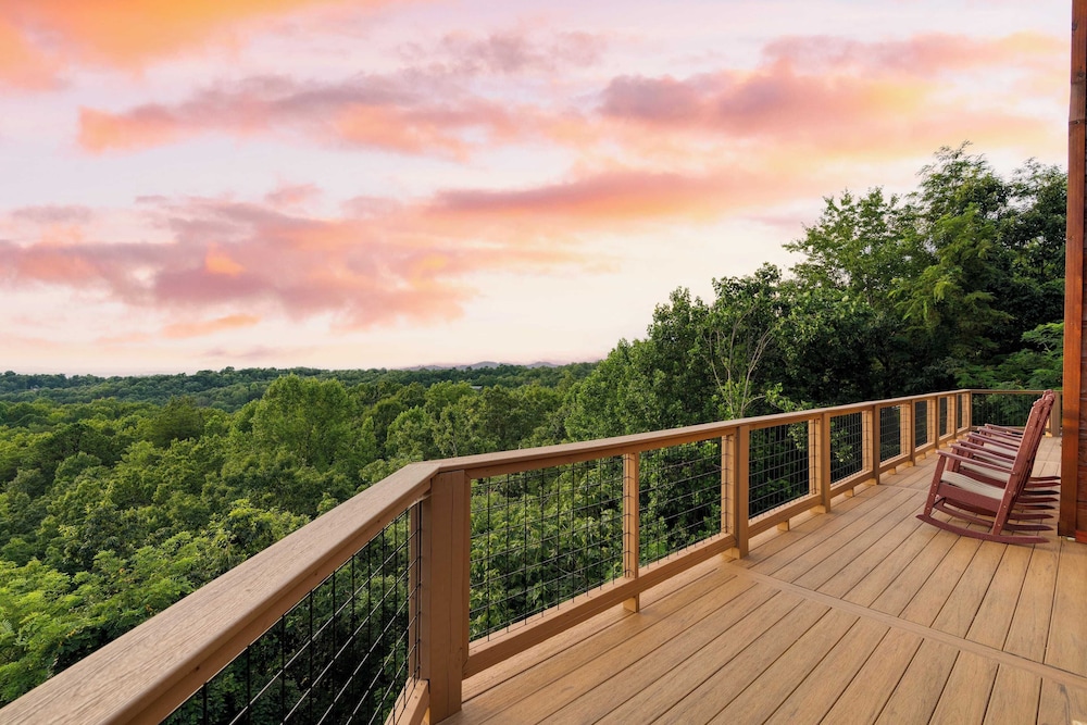 Big Bear Lodge by Avantstay Smoky Mountain Views, Hot Tub, Theater & Game Room