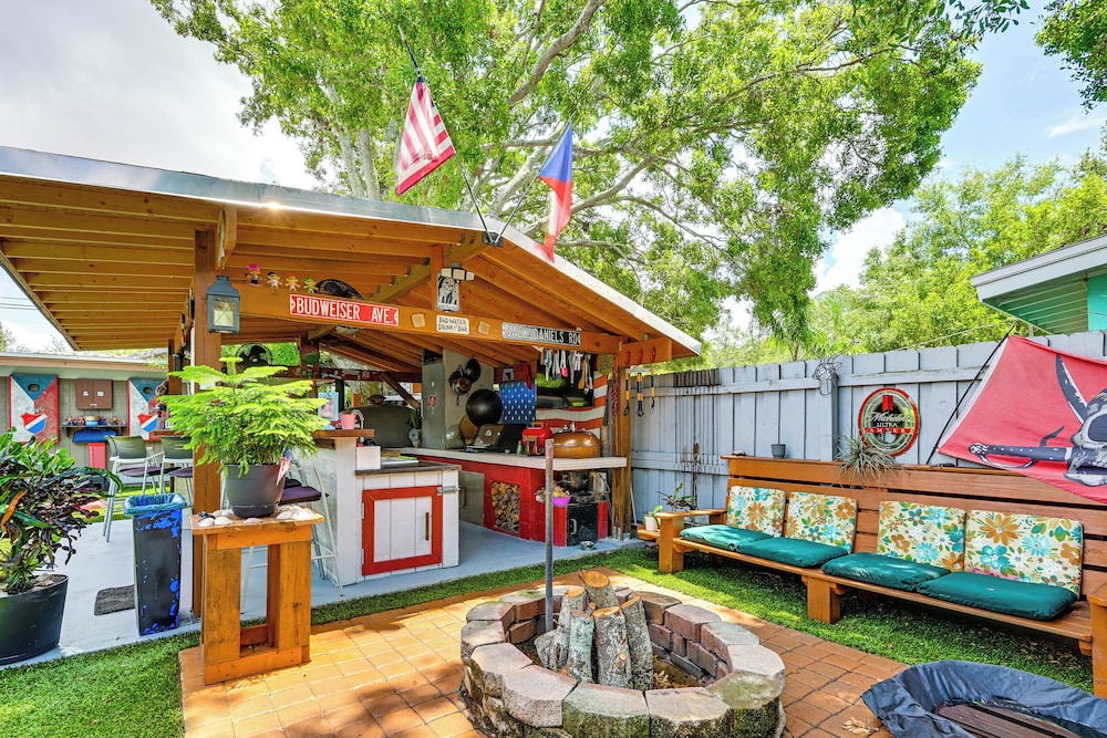 Outdoor Entertainment Area: Clearwater Condo!