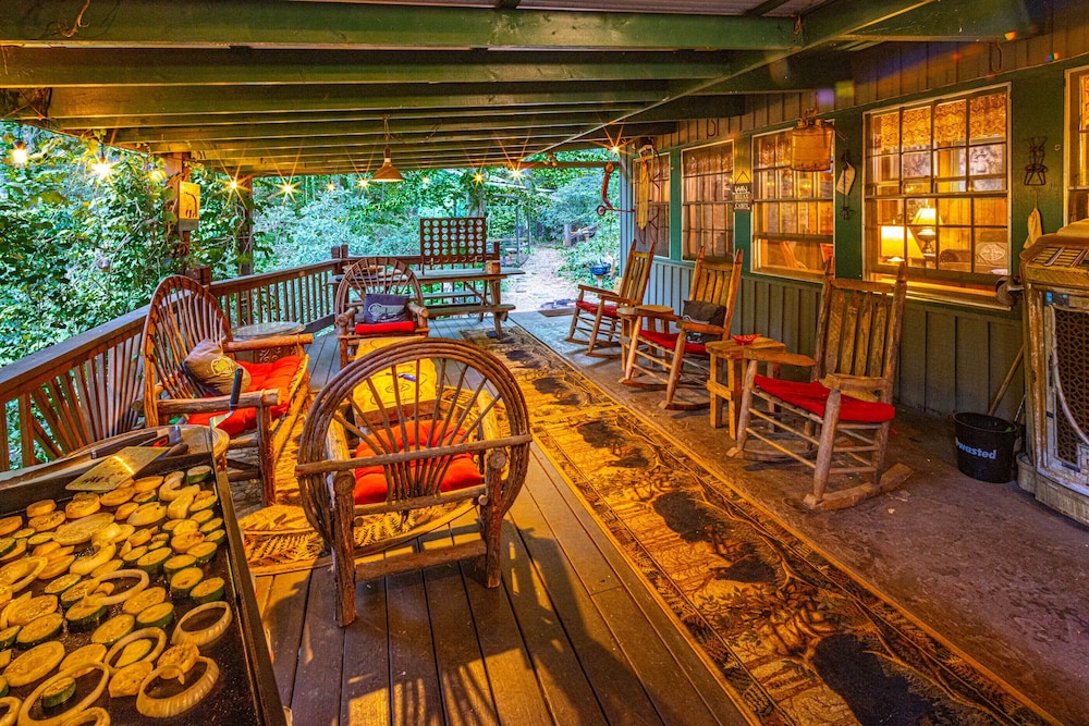 Bear Creek Lodge and Cabins in Helen Ga - Pet Friendly, River on Property, Walking Distance to downtown Helen