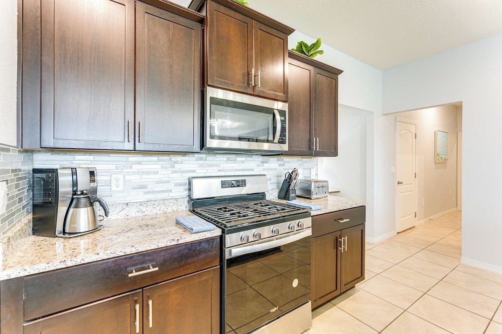 10 Mi to Disney World: Oasis w/ Resort Amenities!