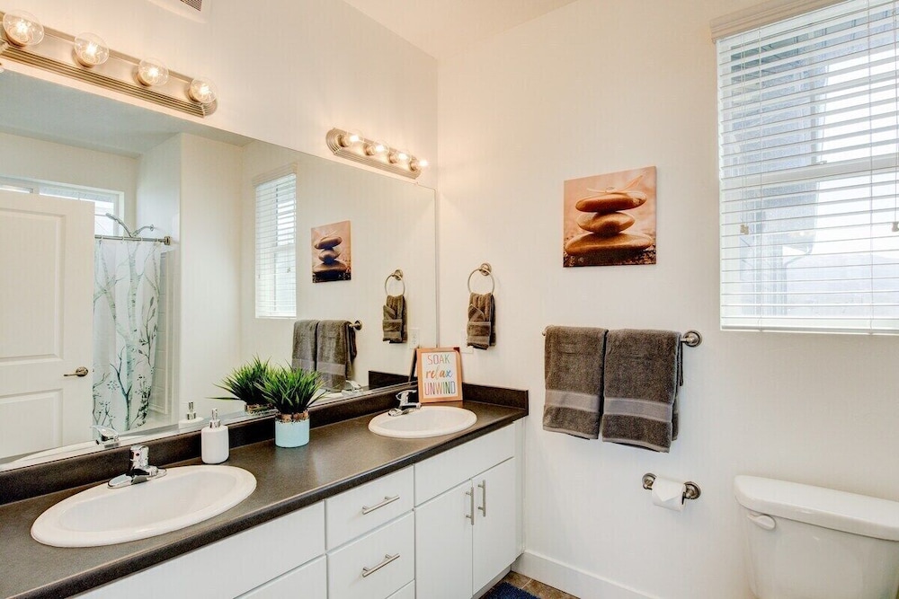 Modern Cozy 2BR Apt With Pool and Hot Tub