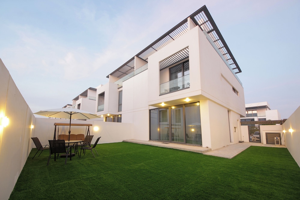 Luxurious 4BR Villa with Private Garden