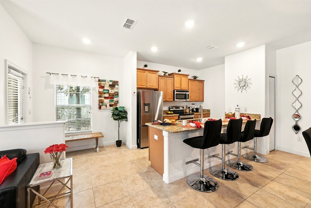 Vibrant 5BR Family Retreat in Storey Lake!