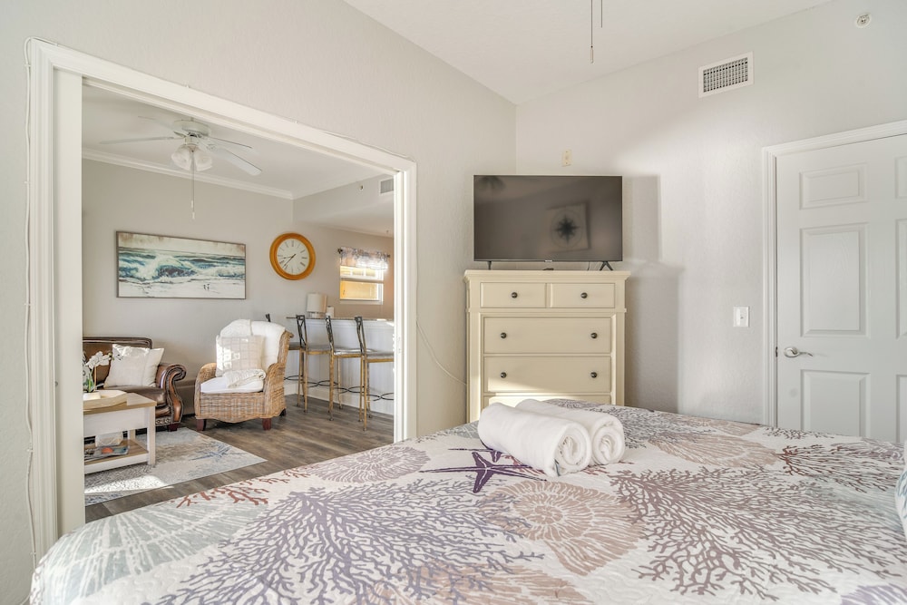 Short Walk to Bay & Ocean: Treasure Island Condo