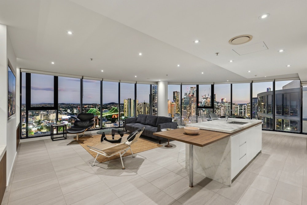 Fortitude Valley 3-bed, Top Floor + Bridge View