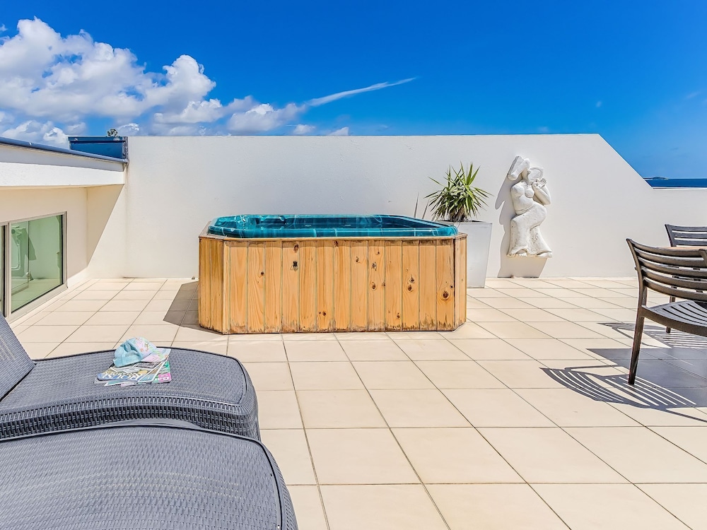 Luxe Oceanfront Haven with a Rooftop Spa