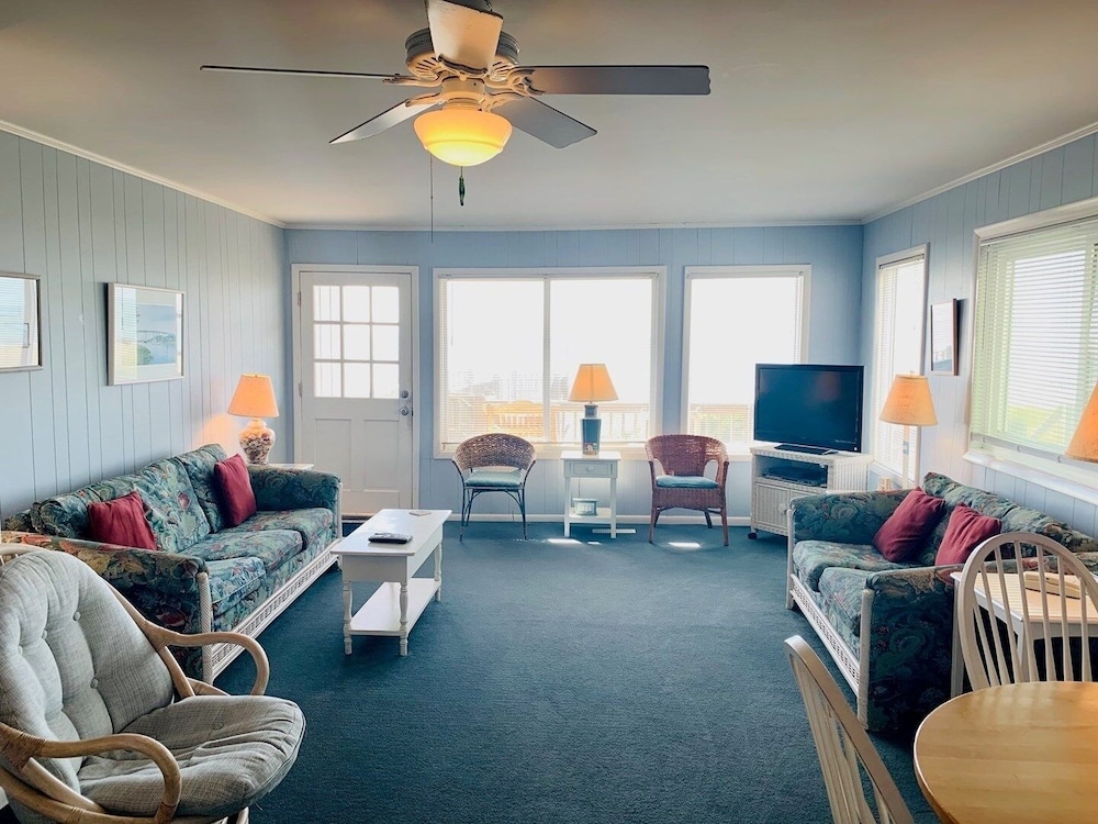 Westside- 3 Bedroom Home by RedAwning