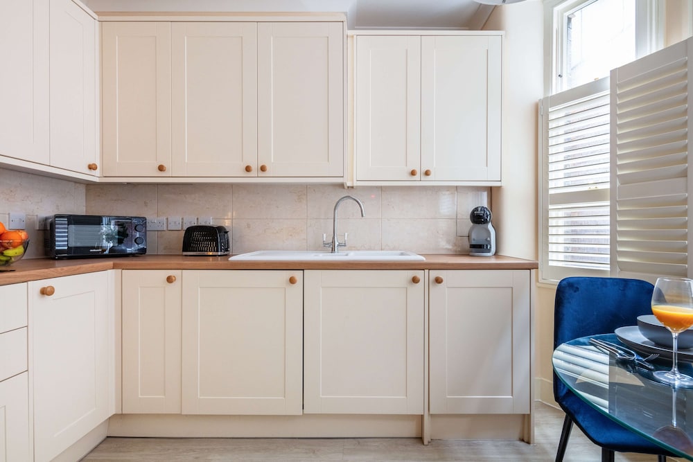 Stylish 3BR 2BA in Mayfair by Hyde Park