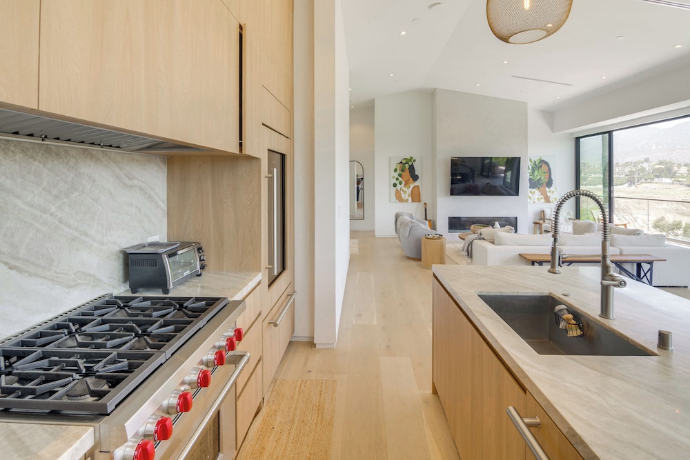 1 Mi to Point Dume: Mtn-view Escape w/ Patio!