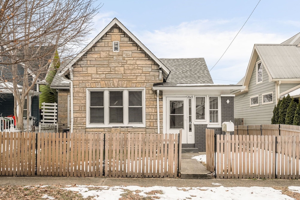 Charming 2 Bedroom with in Home Gym